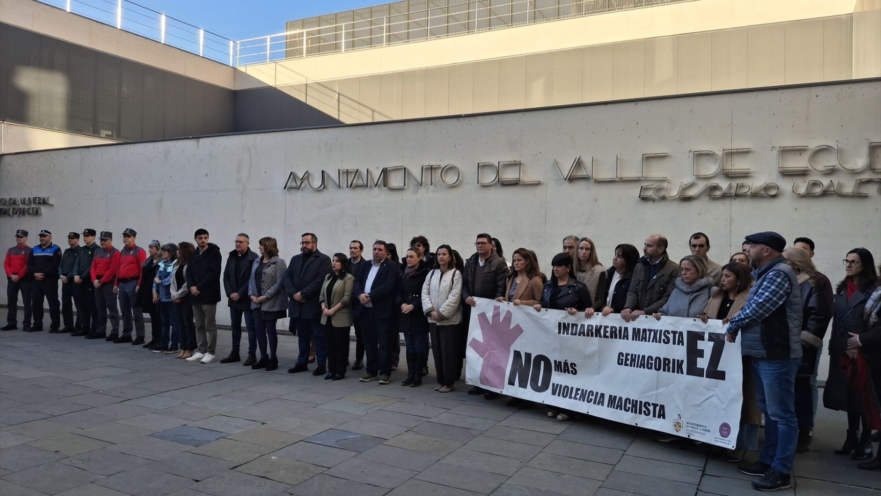 Concentración de vecinos, partidos e instituciones en Sarriguren por el asesinato de una mujer de la localidad