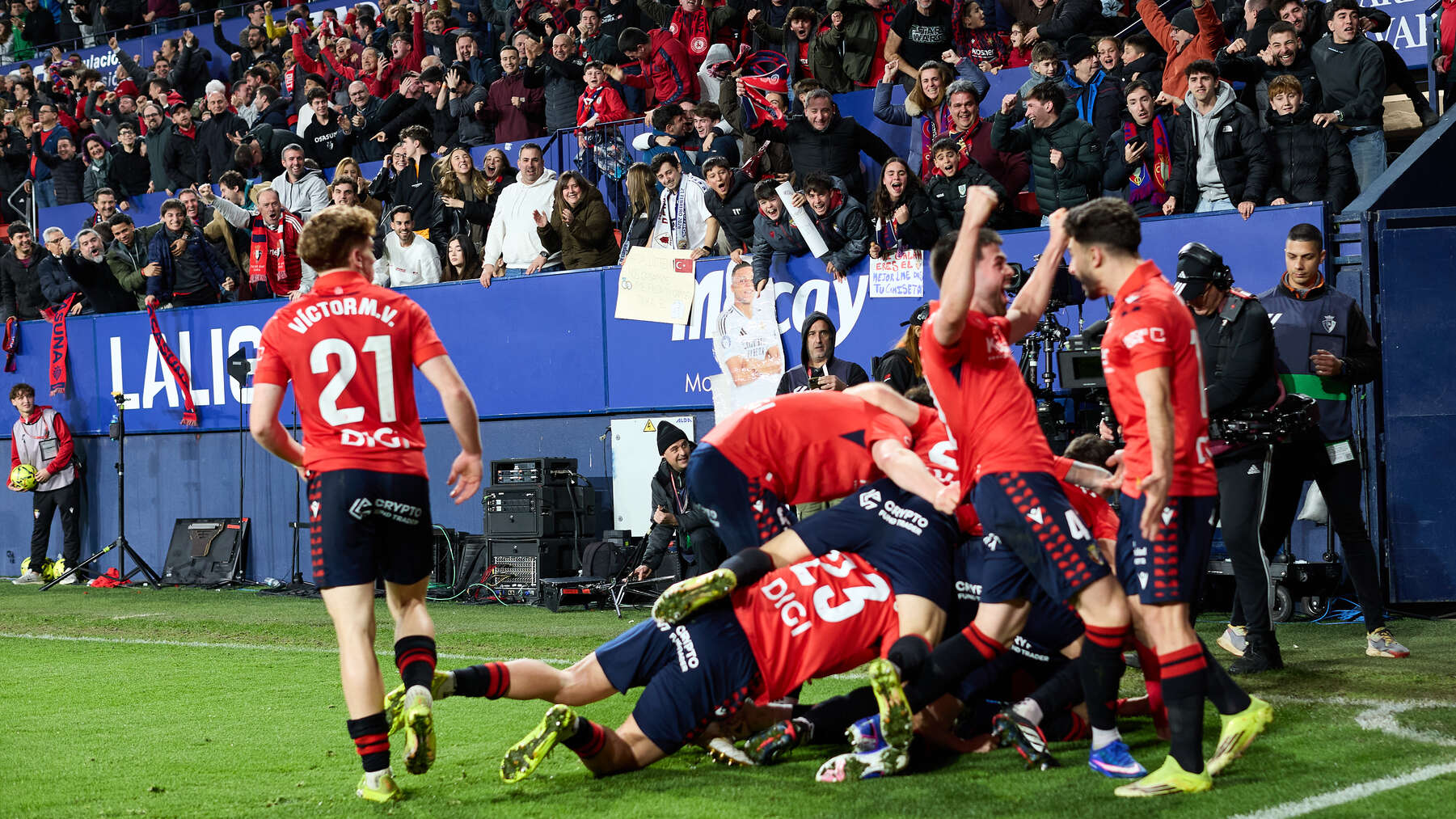 Los jugadores de Osasuna celebran el gol de Ra&uacute;l Garc&iacute;a (2-1) durante el partido de La Liga EA Sports entre CA Osasuna y Real Madrid CF disputado en el estadio de El Sadar en Pamplona. I&Ntilde;IGO ALZUGARAY
