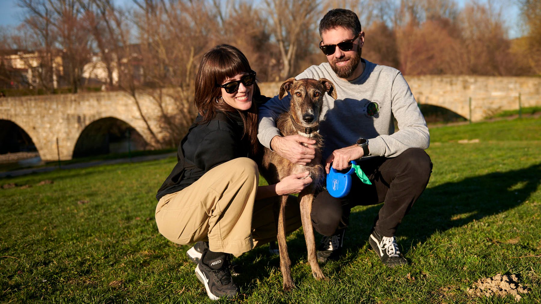 Miren y Alberto posan junto a Ray, adoptado en Galgo Leku. IRANZU LARRASOAÑA