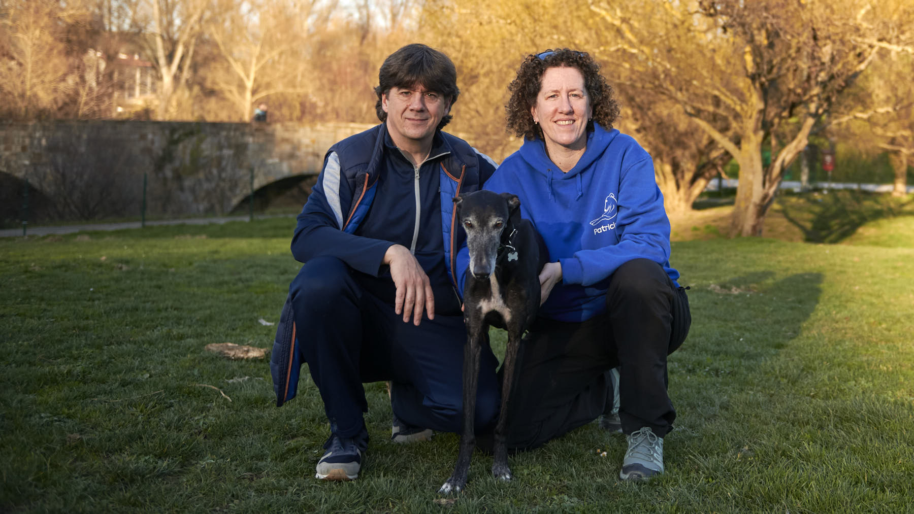 Patricia posa con Aria, adoptada en Galgo Leku. IRANZU LARRASOAÑA
