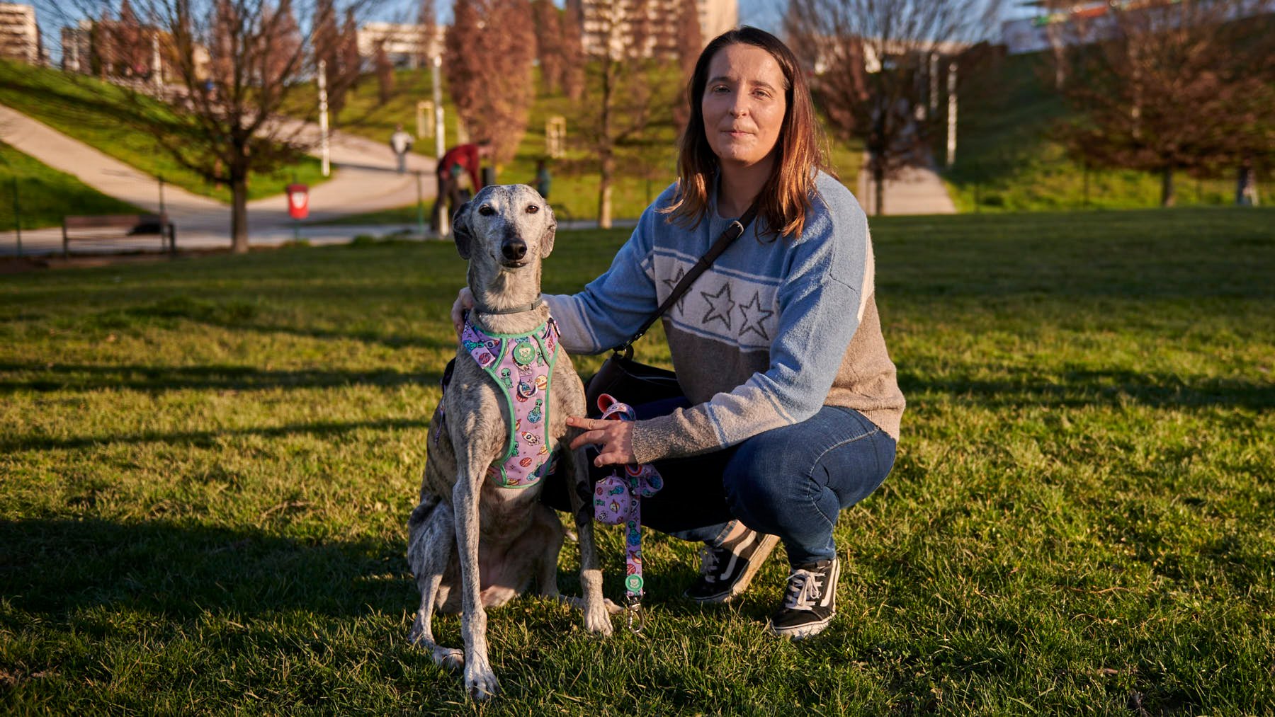 Saioa posa con Leia, adoptada en Galgo Leku. IRANZU LARRASOAÑA