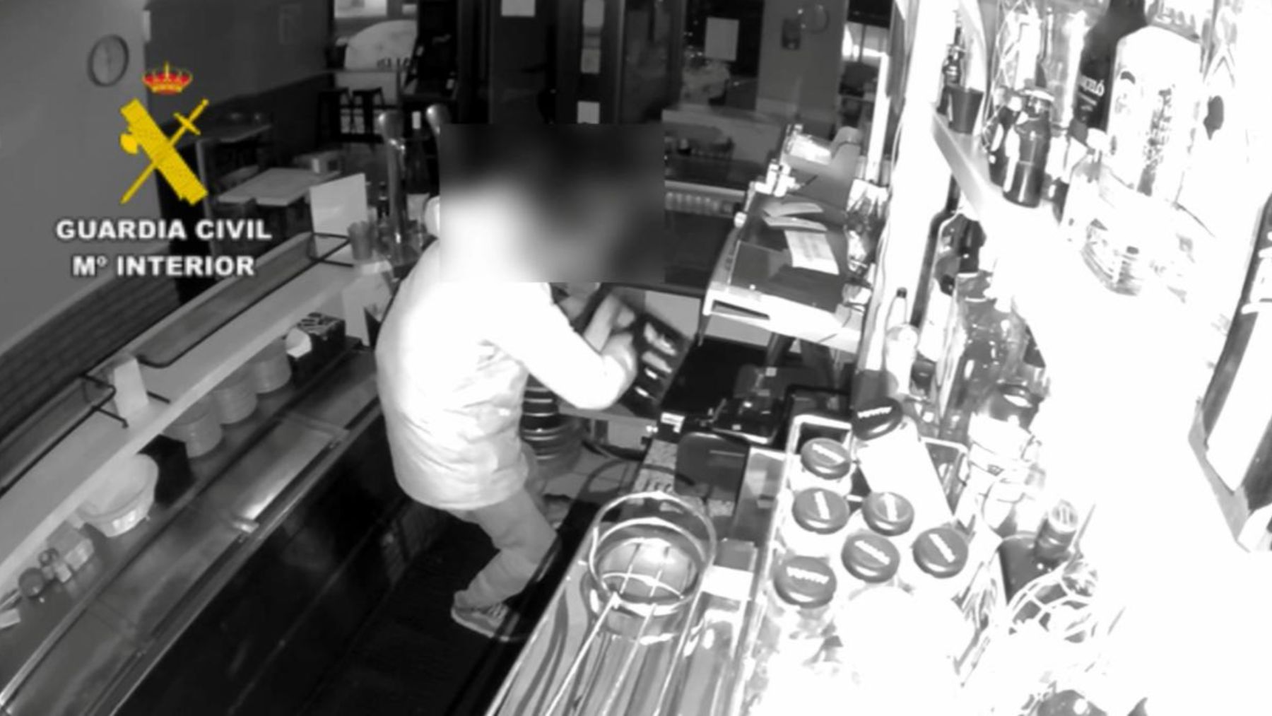 VÍDEO | Rompen el escaparate, hacen un butrón y se llevan dinero y tabaco: así actuaron en una cafetería de Navarra
