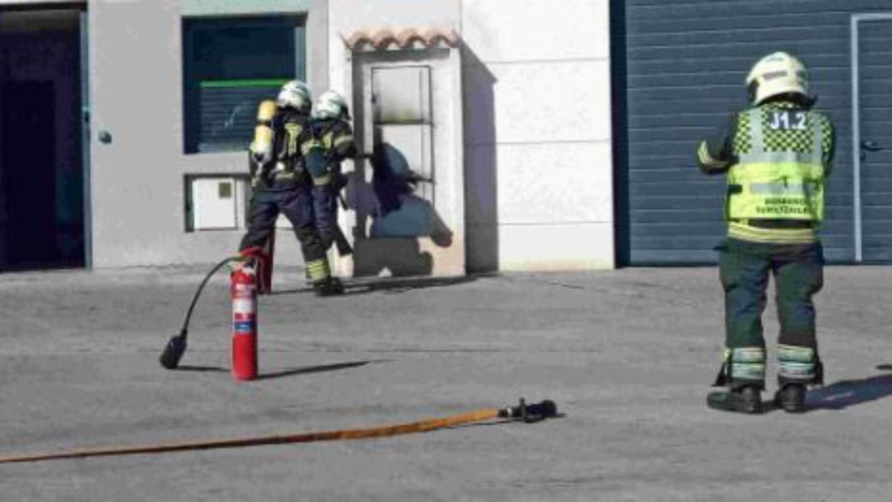 Fuego en el polígono de una localidad navarra: hubo que tirar del extintor de la empresa hasta que llegaran los bomberos