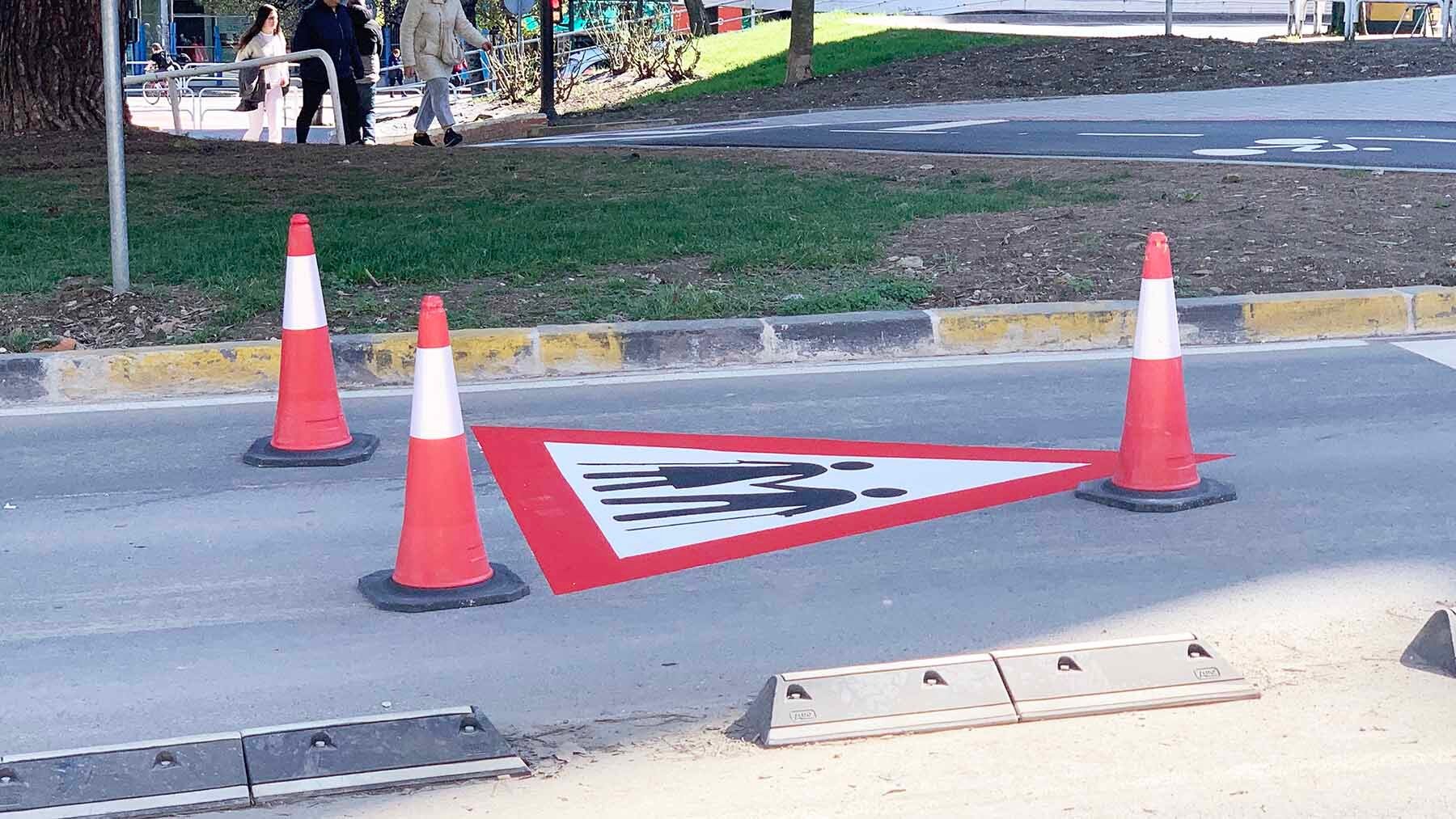 Señal de peligro por el paso de personas con dificultades motrices frecuentada por ancianos. Navarra.com