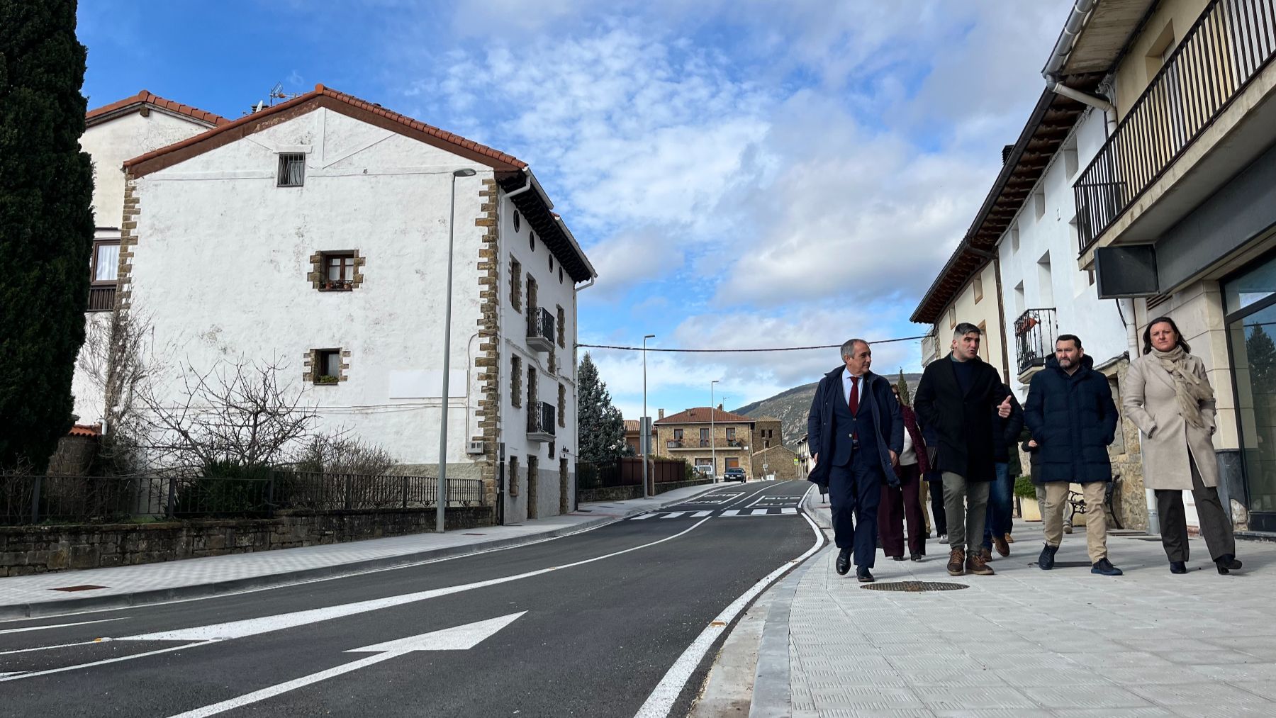 La nueva travesía de un pueblo de Navarra que estrena glorieta y aparcamientos