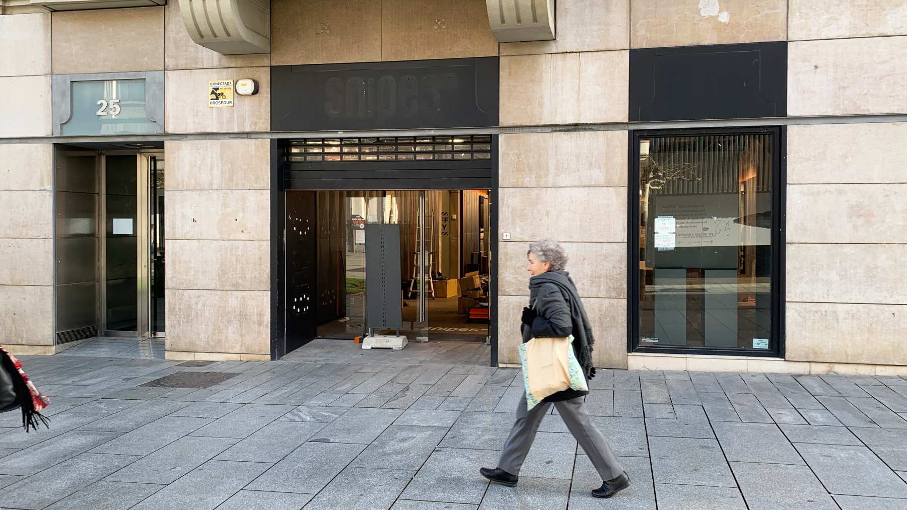 Persianazo en el centro de Pamplona: cierra una conocida tienda de ropa y calzado tras cinco años