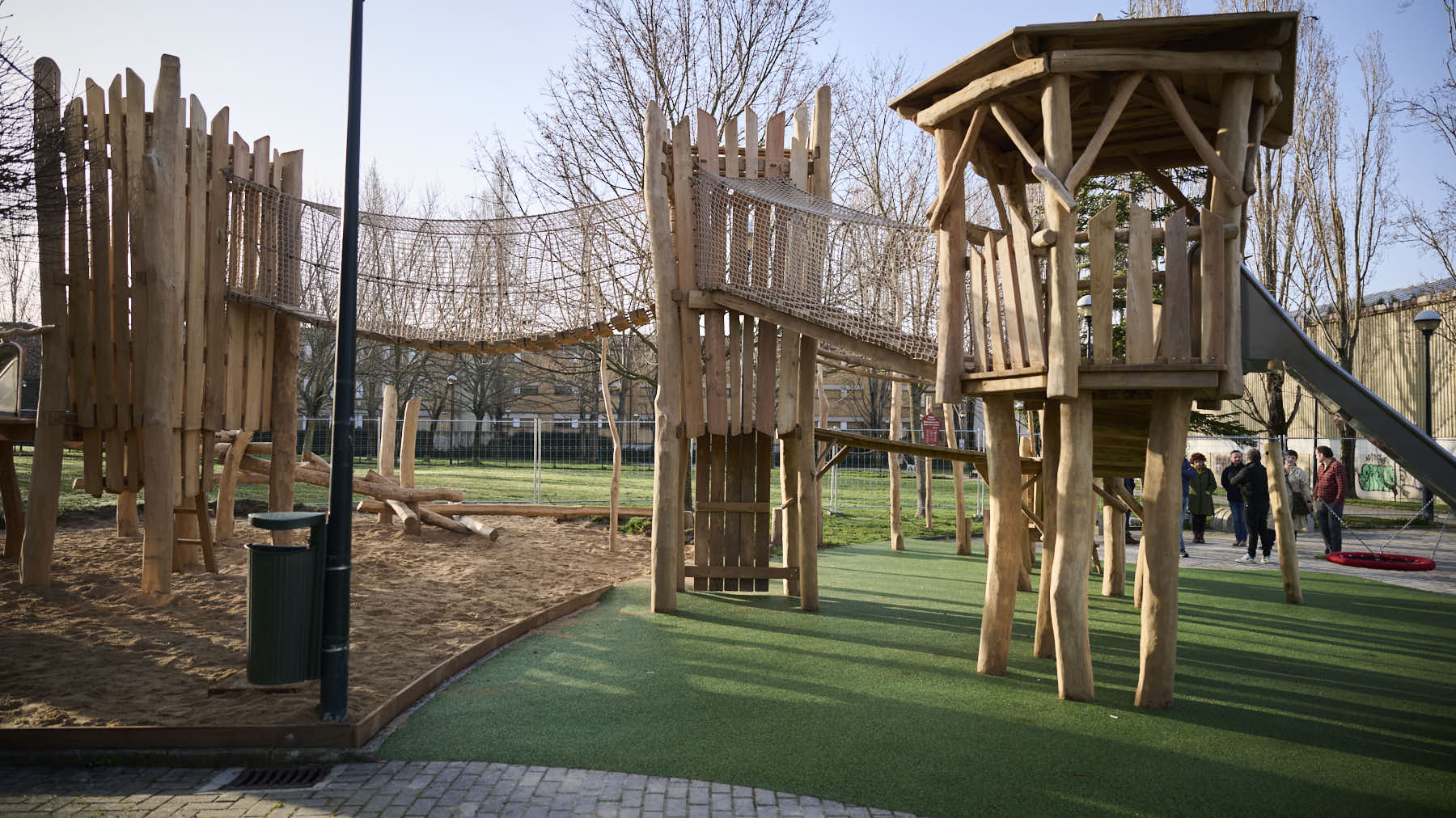 Cuatro torres unidas por puentes colgantes: el nuevo parque infantil de Pamplona que te traslada a un bosque