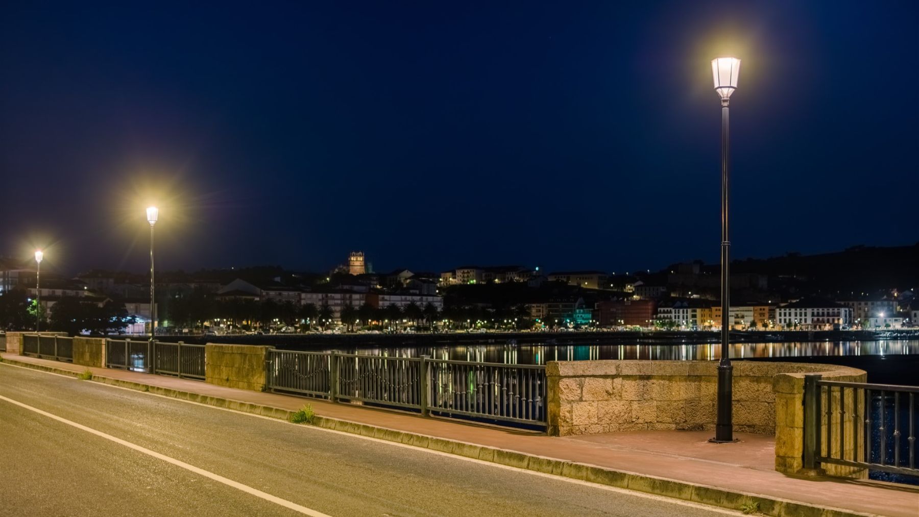 La empresa navarra que enriquece el patrimonio iluminando por la noche esta villa marinera de Cantabria