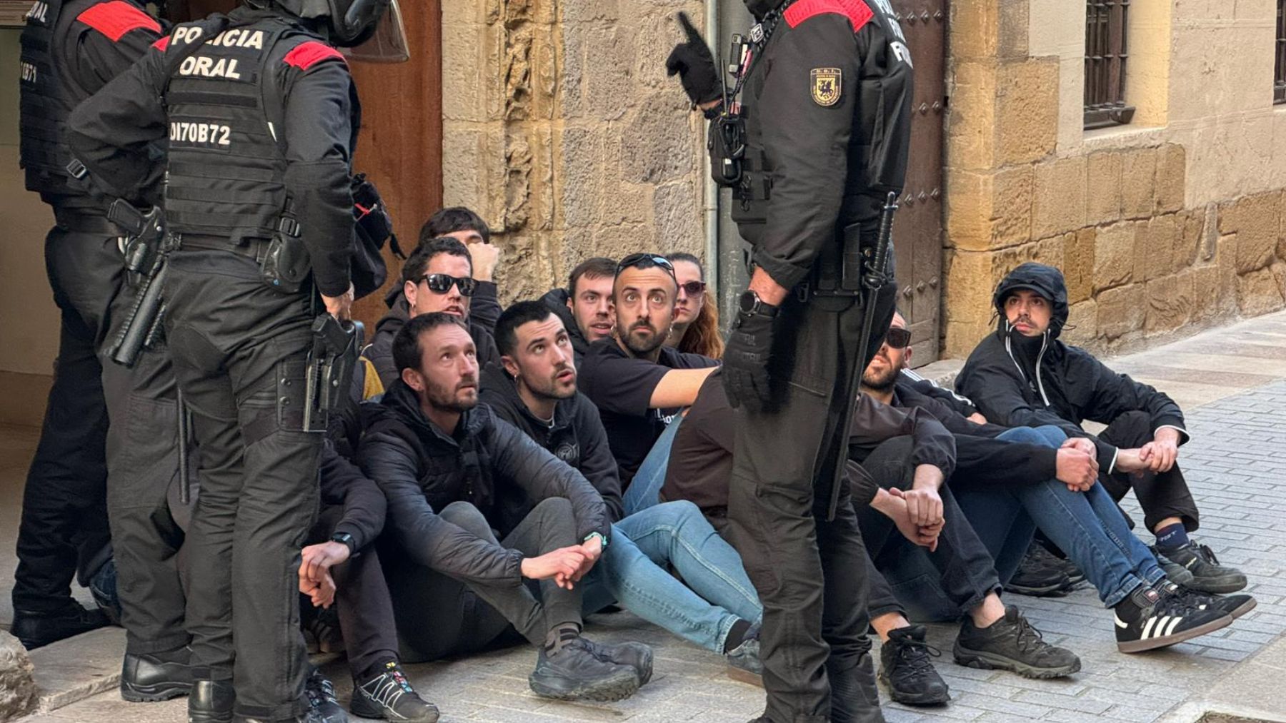 VÍDEO | La Policía Foral desaloja a medio centenar de proetarras que intentaban reventar un acto de Vox en Navarra