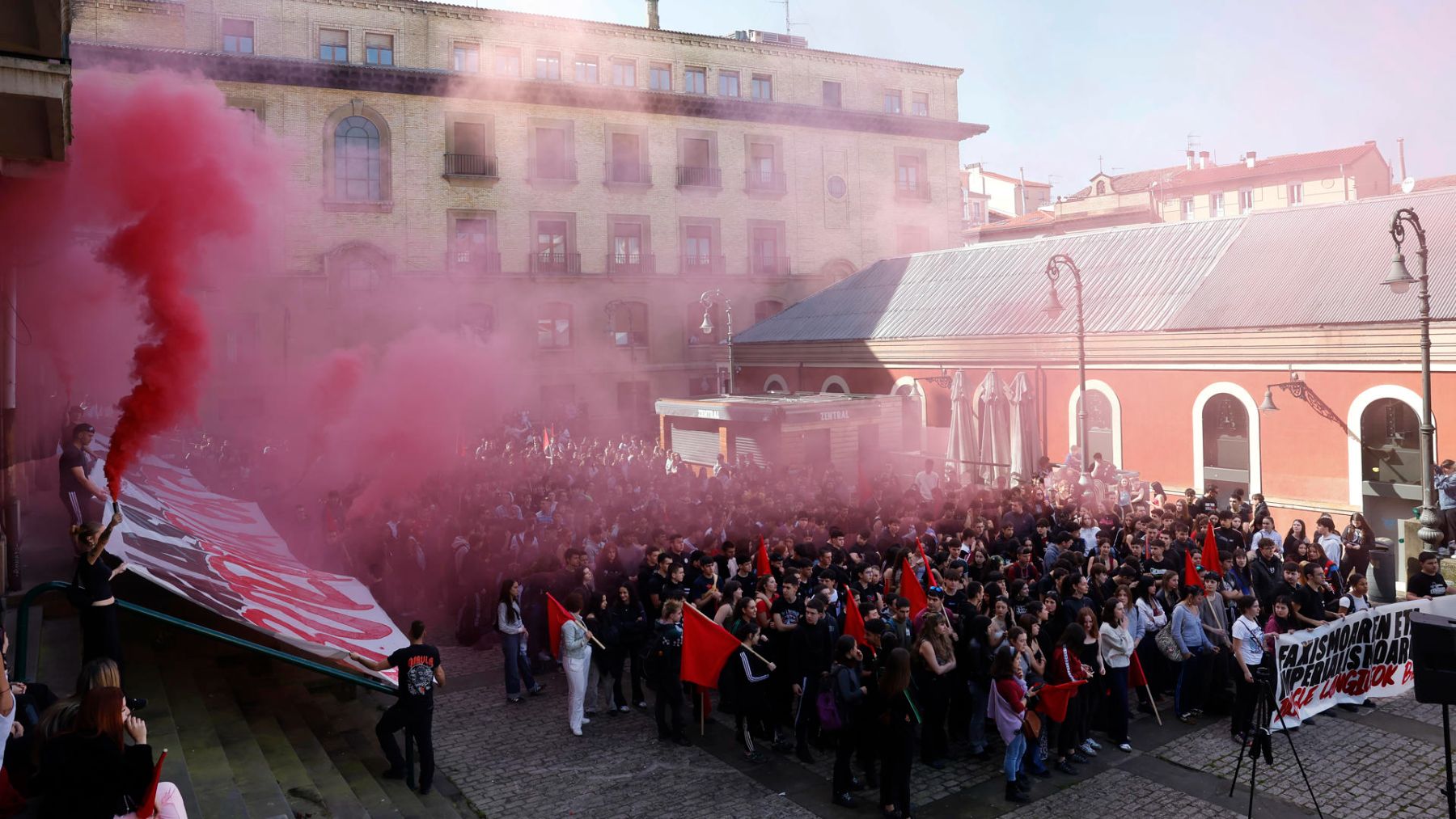 Decenas de estudiantes abertzales salen a la calle en Pamplona y claman 