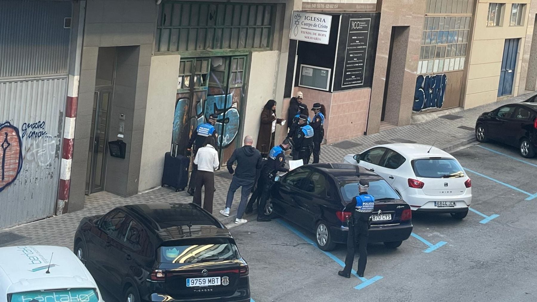 Adiós a la bajera ocupada en Azpilagaña: la desalojan por orden judicial