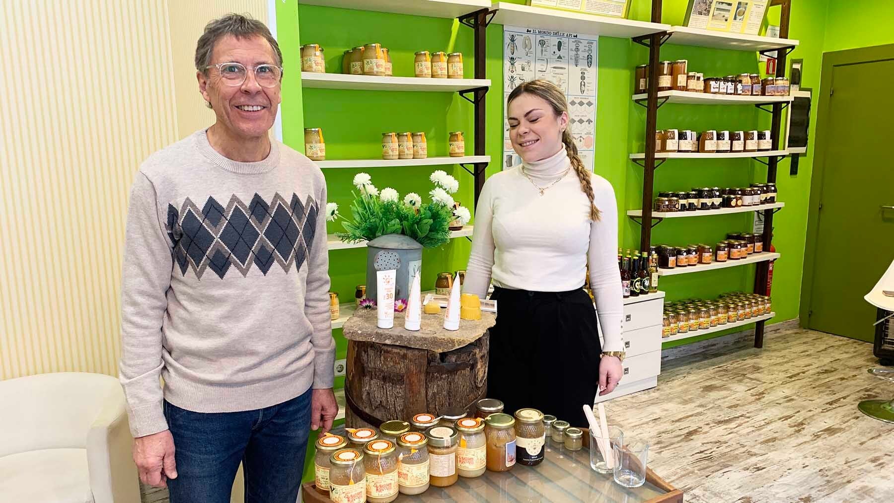 Hay relevo asegurado en la tienda más dulce de Pamplona: ”La miel más cara que tenemos es de Nueva Zelanda”