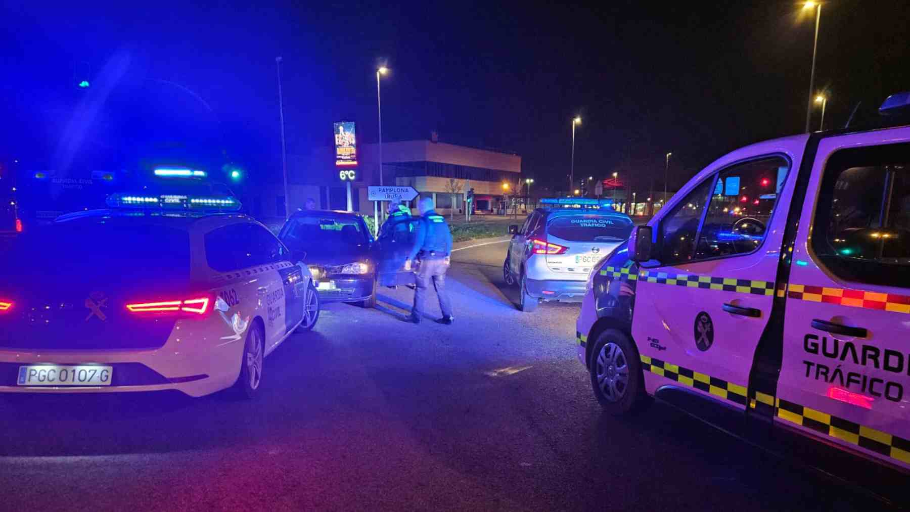 Persecución de madrugada en Pamplona: huye borracha de la Guardia Civil, invade carriles y acaba detenida