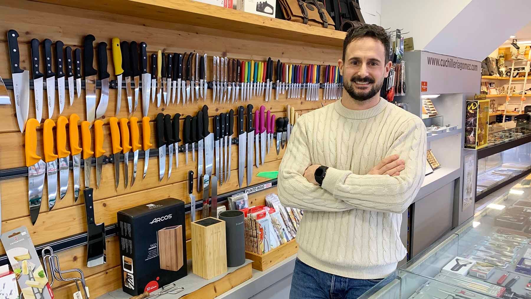 Javier, tercera generación en la última cuchillería de Pamplona: “Lo que más se vende son las navajas”