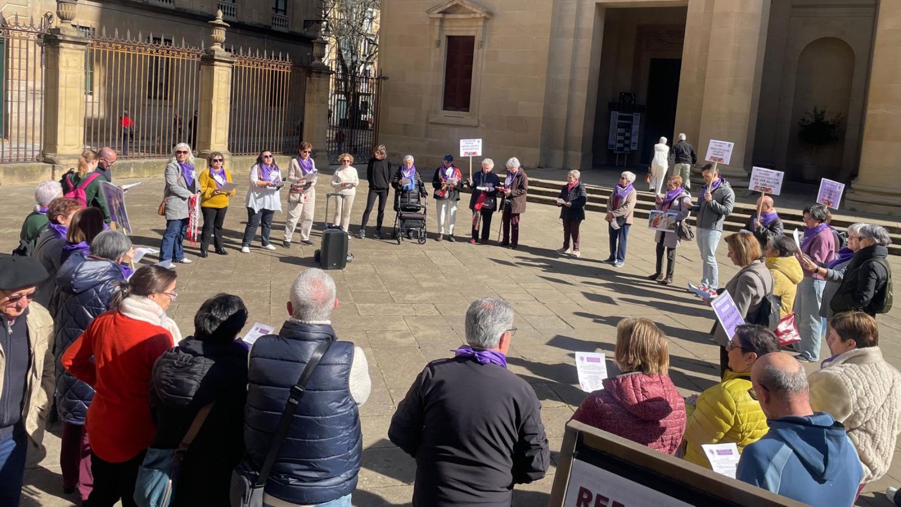 Más de 50 mujeres se concentran ante la Catedral de Pamplona para reclamar liderazgo en la Iglesia