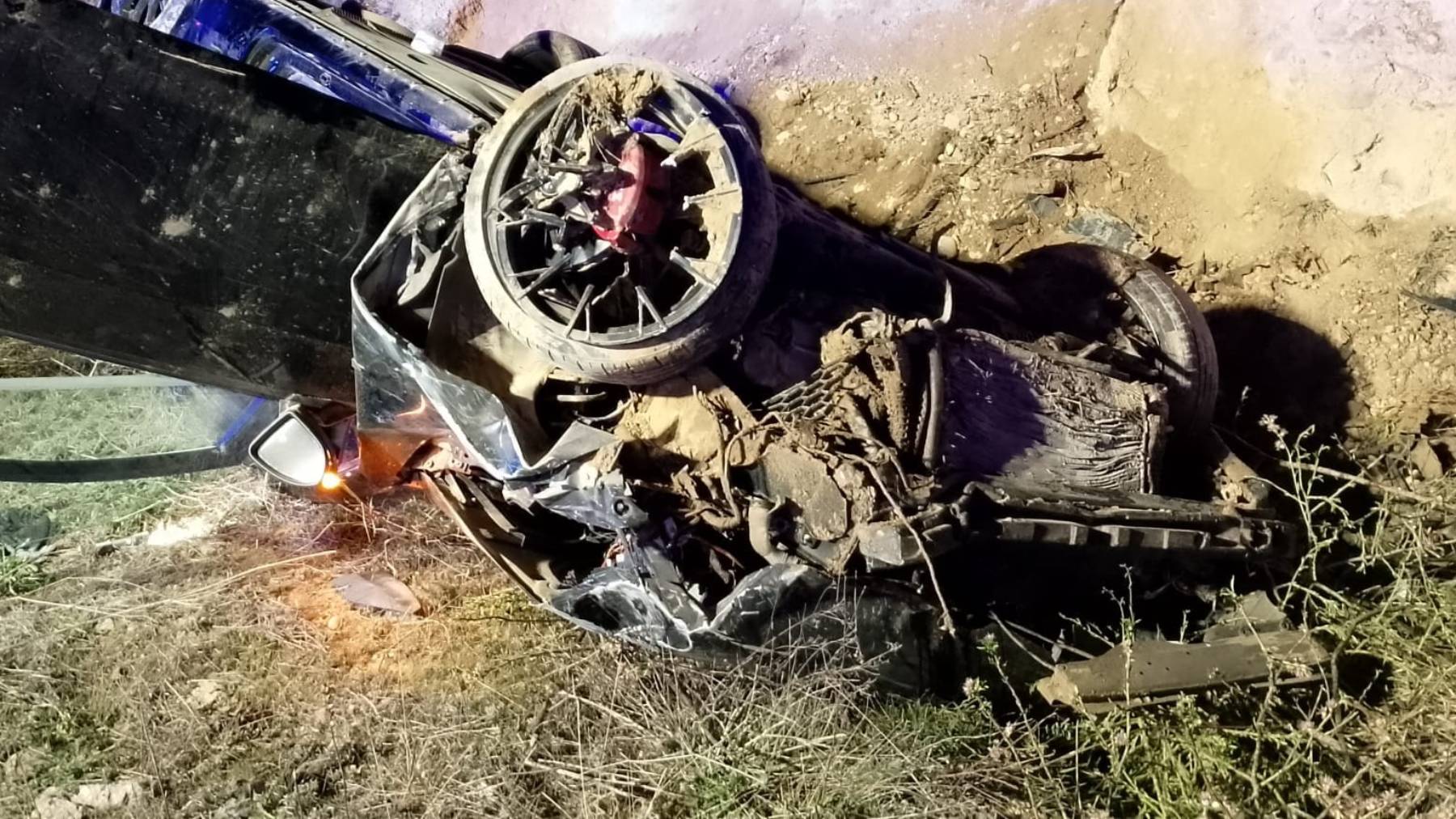 Brutal accidente en Navarra: dos jóvenes heridos tras chocar con un talud