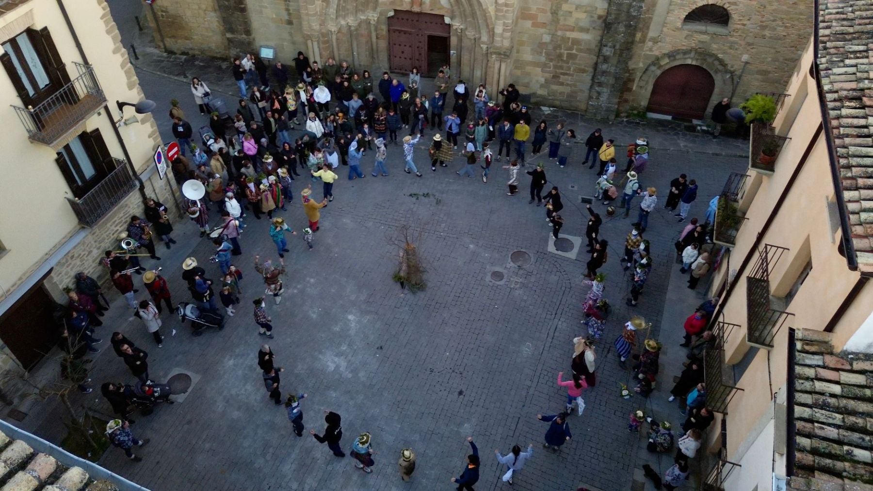 El desfile que ha llenado de luz y tradición las calles de una localidad de Navarra para despedir el invierno
