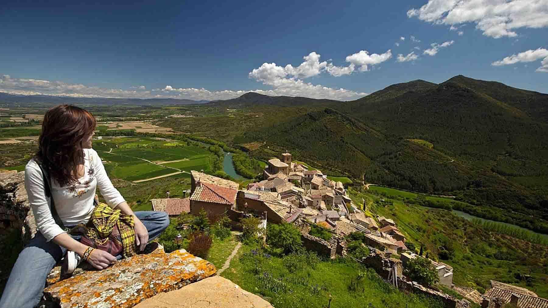 El curioso pueblo de Navarra sobre una gran roca que guarda más de 1.000 años de historia
