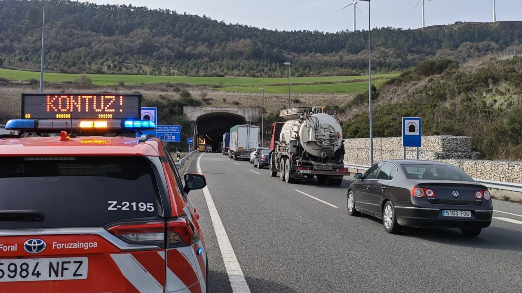 Caos en una autovía de Navarra: un camión impacta con un túnel y obliga a cortar la circulación