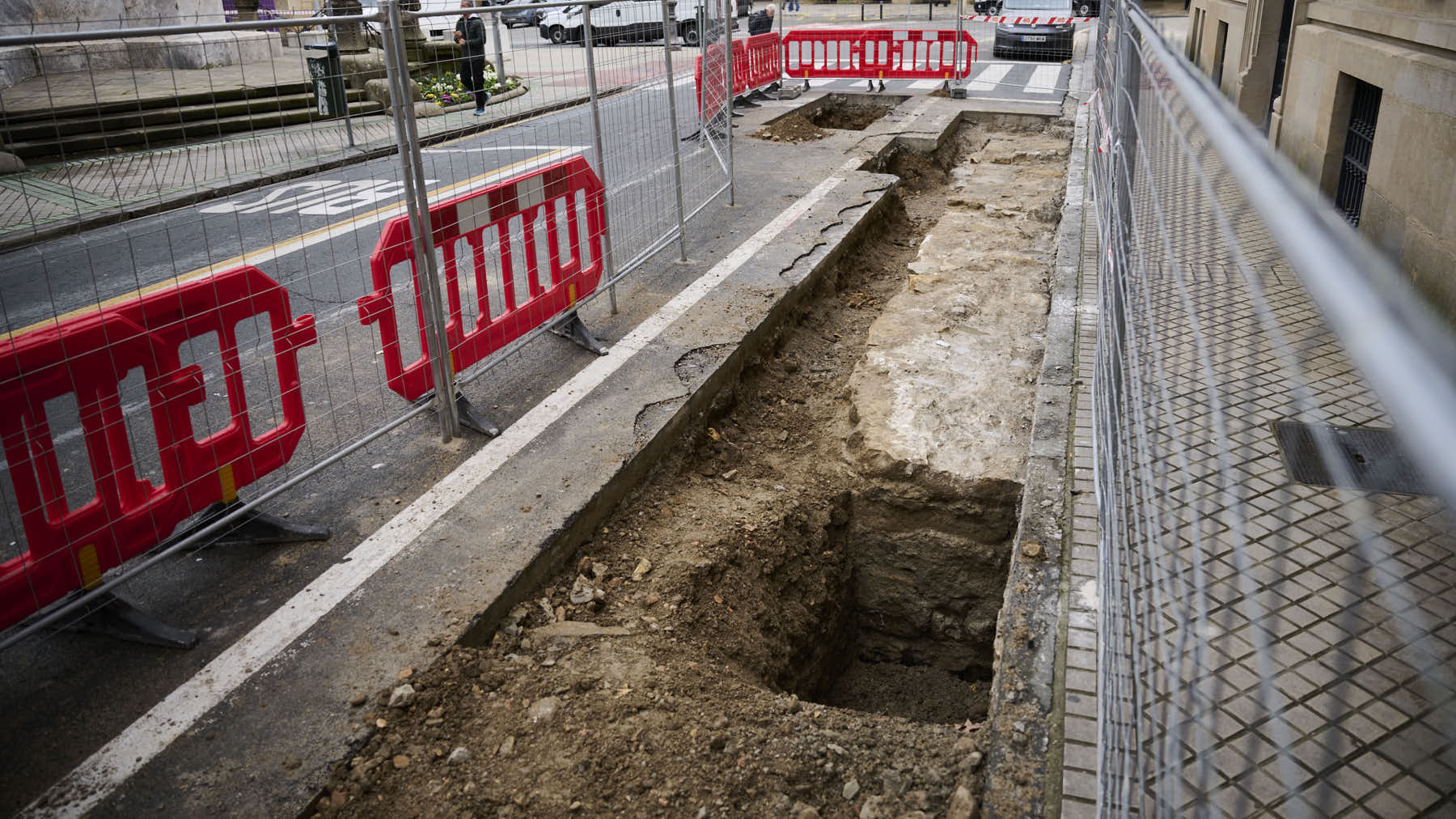 Las catas del paseo de Sarasate destapan en Pamplona el rastro de un antiguo taller de cerámica medieval