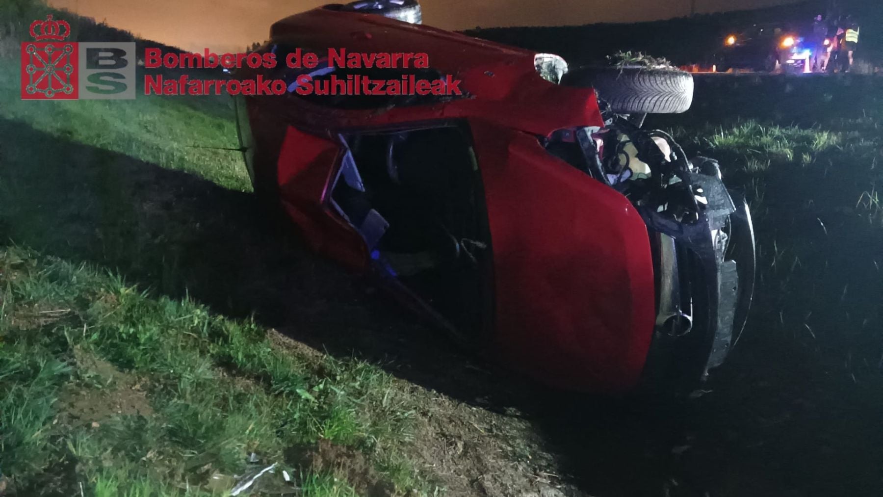 Aparatoso accidente en la AP-15 en una localidad de la comarca de Pamplona: una joven herida tras volcar su coche