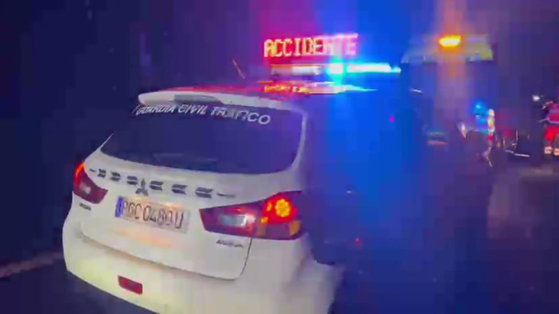 VÍDEO | Un vecino de Barcelona sufre un accidente en Navarra y su coche termina volcado en la autopista