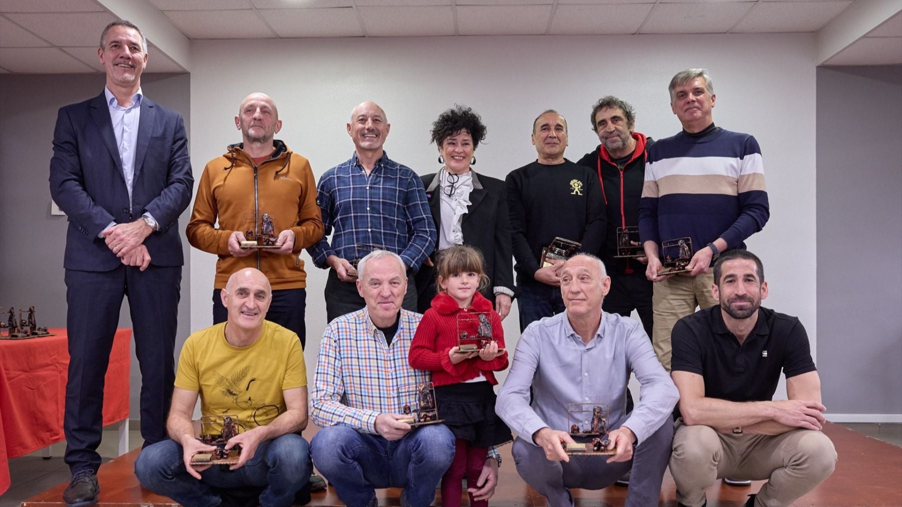 Los catorce bomberos de Navarra que han sido homenajeados por sus largos años de trayectoria profesional