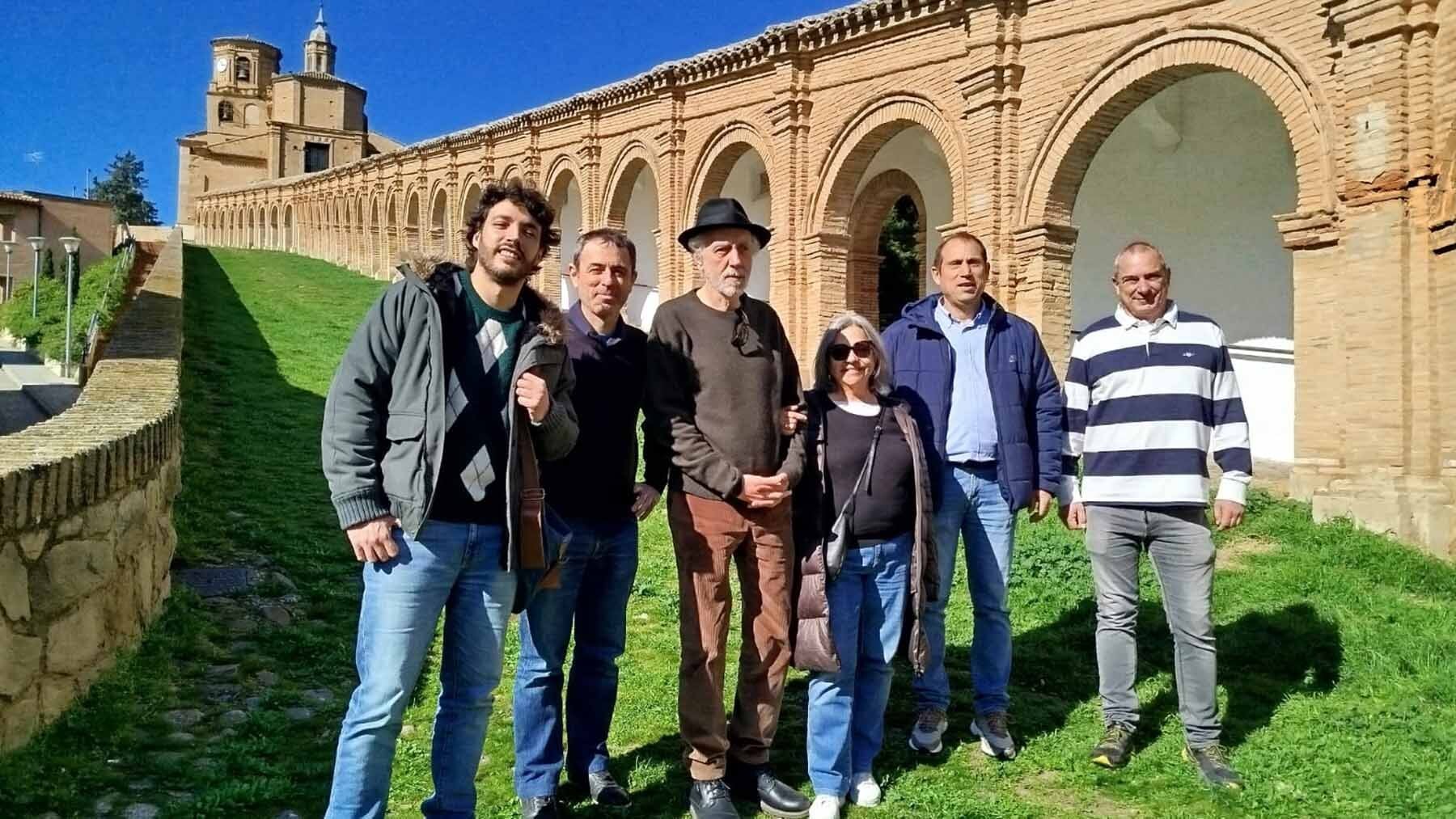 Fernando Trueba visita un pueblo de Navarra buscando localizaciones para su próxima película