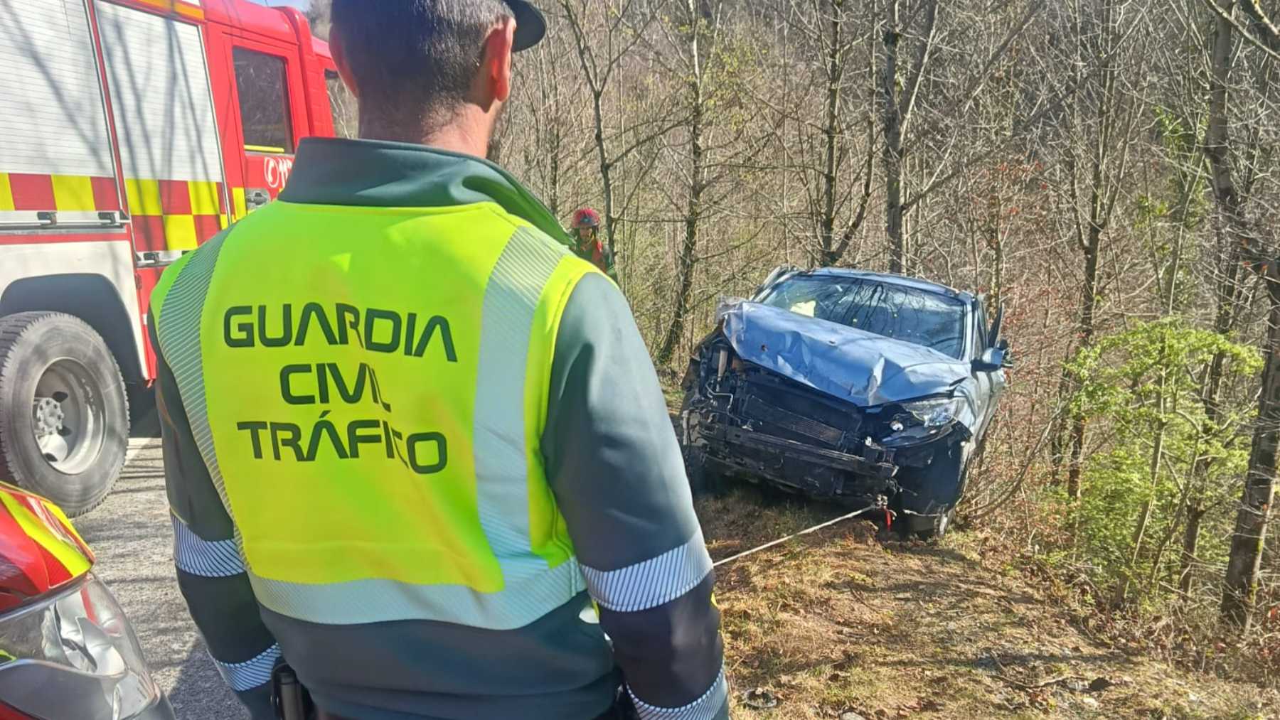 Aparatoso accidente en Navarra: rescatan a una mujer tras quedar su coche al borde de un precipicio