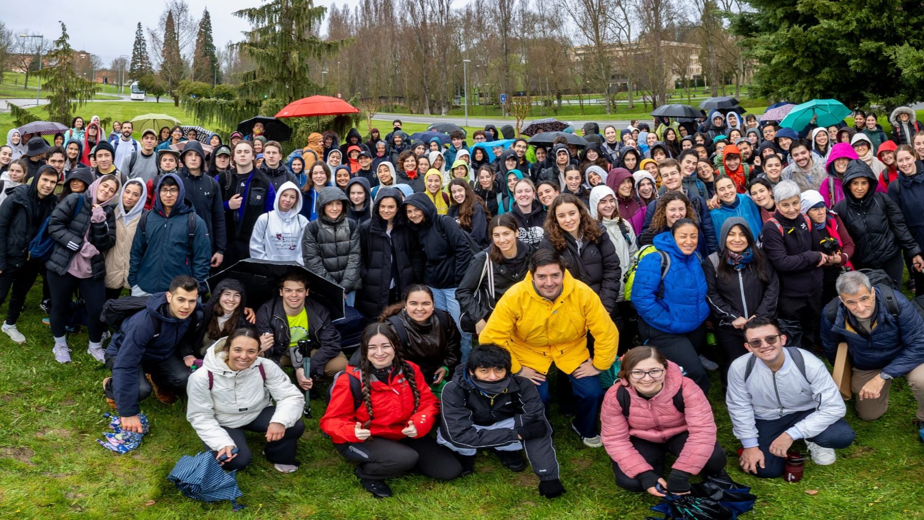 A pie o en bici: 500 peregrinos de la Universidad de Navarra se han echado hoy a andar hacia Javier