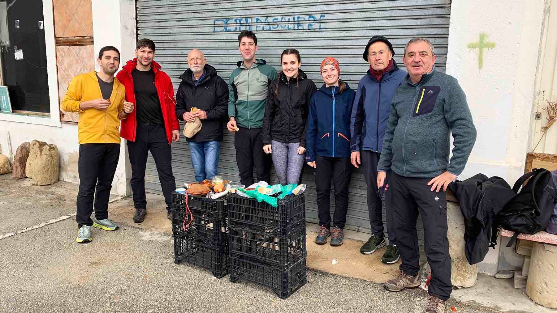 El grupo de familiares y amigos de Villava que se toma un descanso en la Javierada 2026. Navarra.com