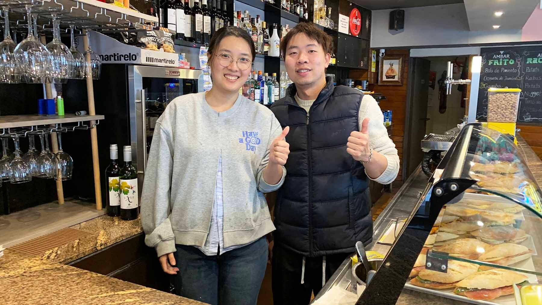 La joven pareja que le da aire nuevo a un bar de toda la vida en Pamplona: 