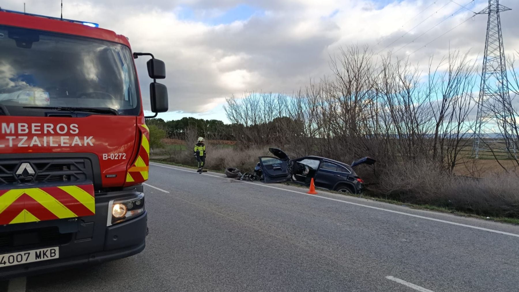 Dos heridos tras un choque frontal entre dos vehículos en la carretera de una localidad navarra