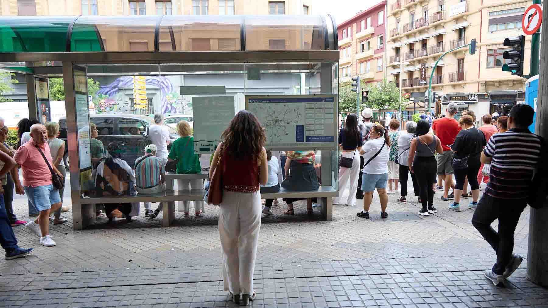Una mujer de Pamplona pide ayuda tras olvidar su bolso con 450 euros en una parada de villavesa