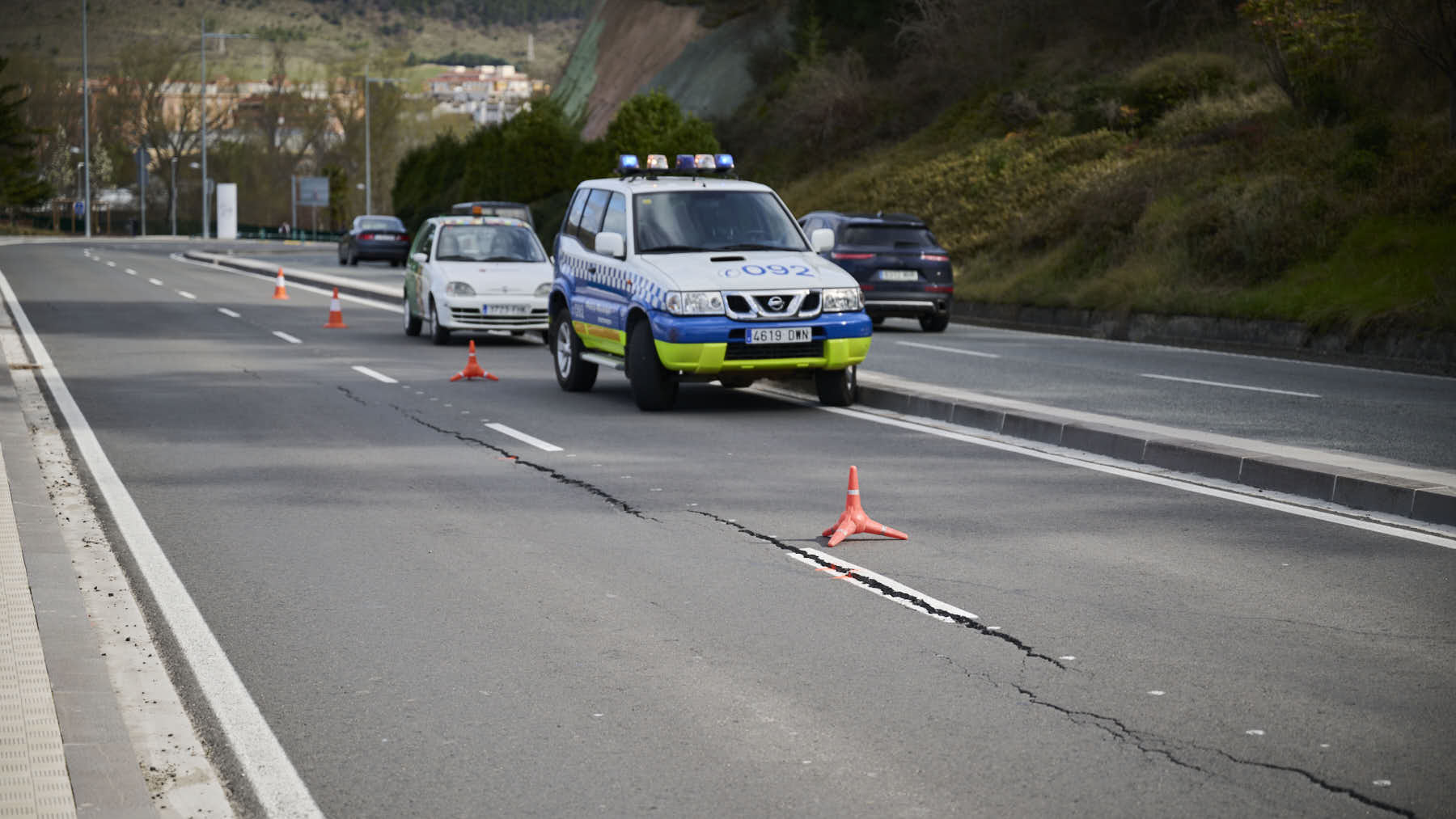 Grandes grietas en el asfalto de Beloso tras la tala de Asiron de más de 100 árboles en Pamplona