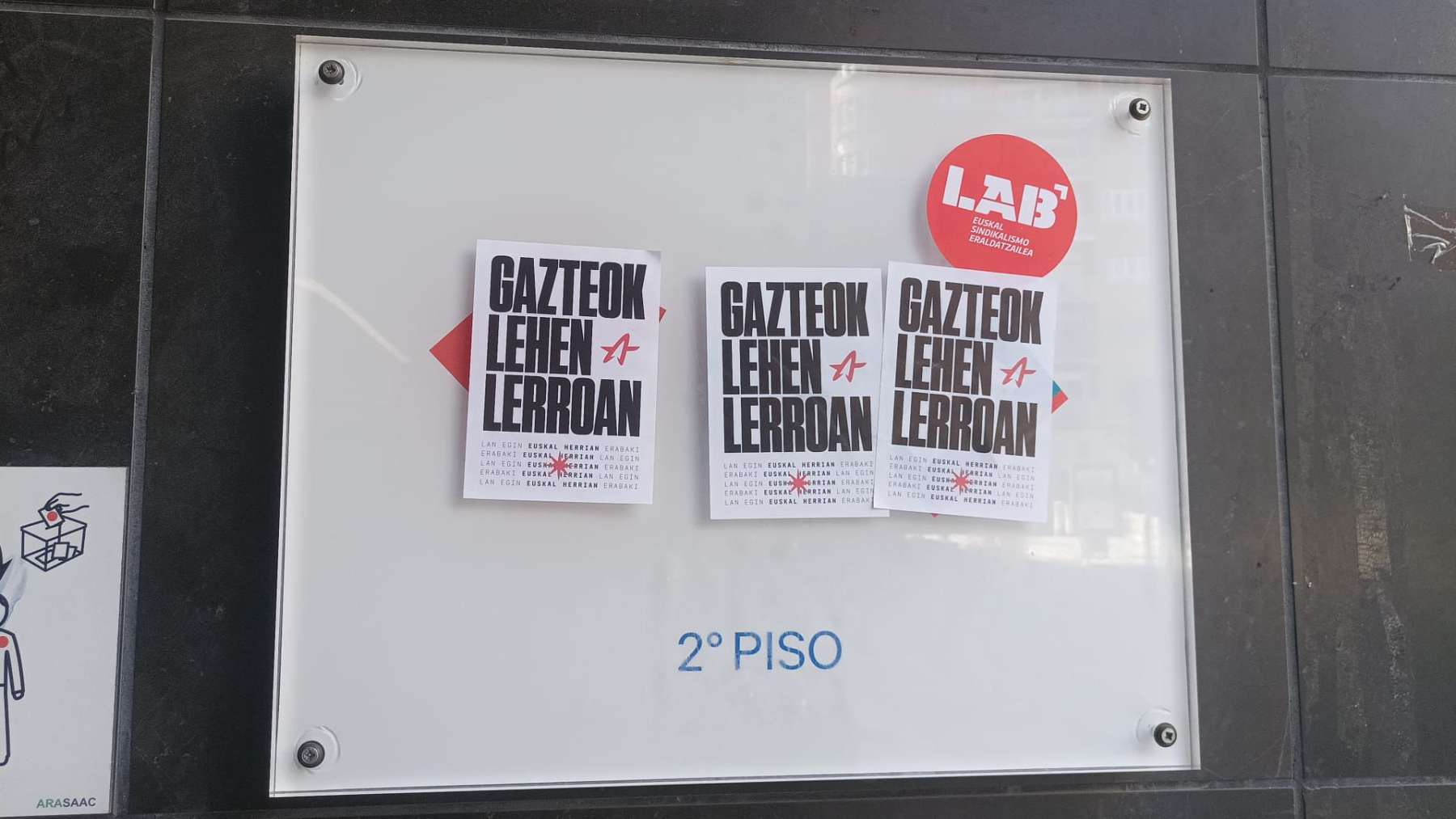 Llenan de pegatinas la sede de UPN en Tudela y Toquero recuerda que “el vandalismo no sale gratis”