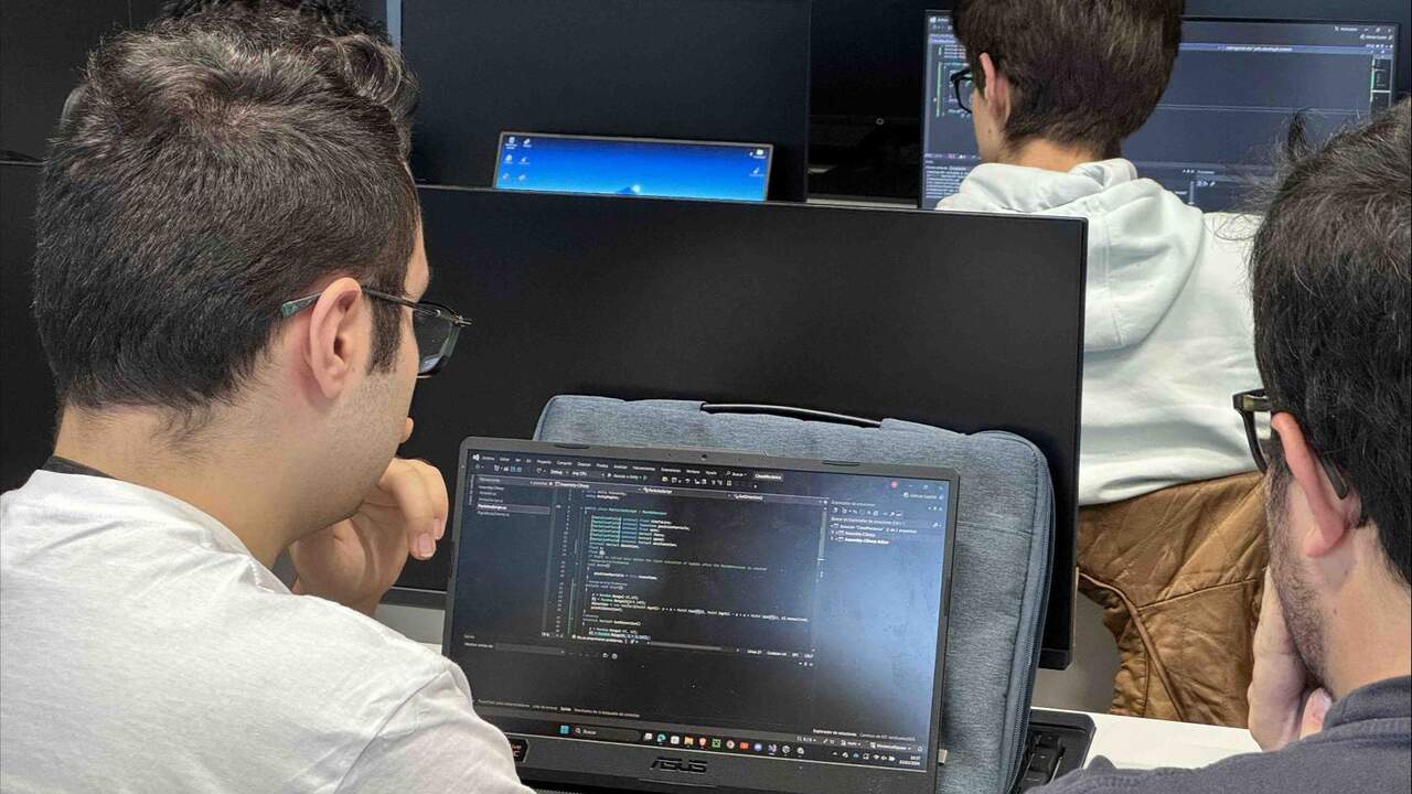 Alumnos formándose en la Universidad EUNEIZ