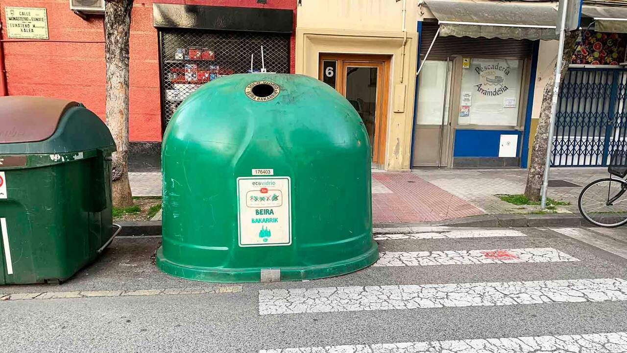 El inexplicable contenedor que bloquea un paso de peatones en la amabilizada Pamplona de Asiron
