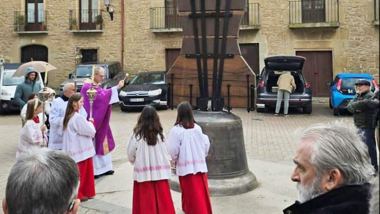 Bendición de la nueva campana de Artajona. Iglesia Navarra.