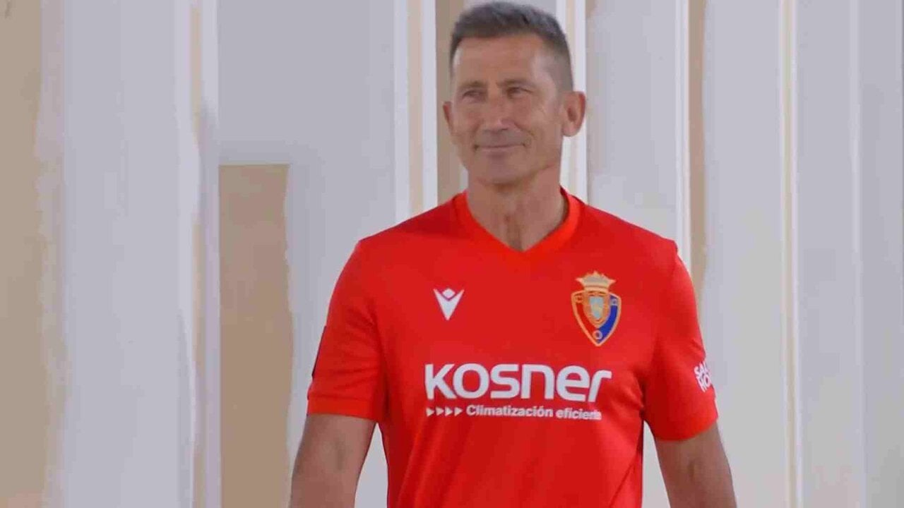 Carlos Martínez, camiseta retro de Osasuna. LALIGA