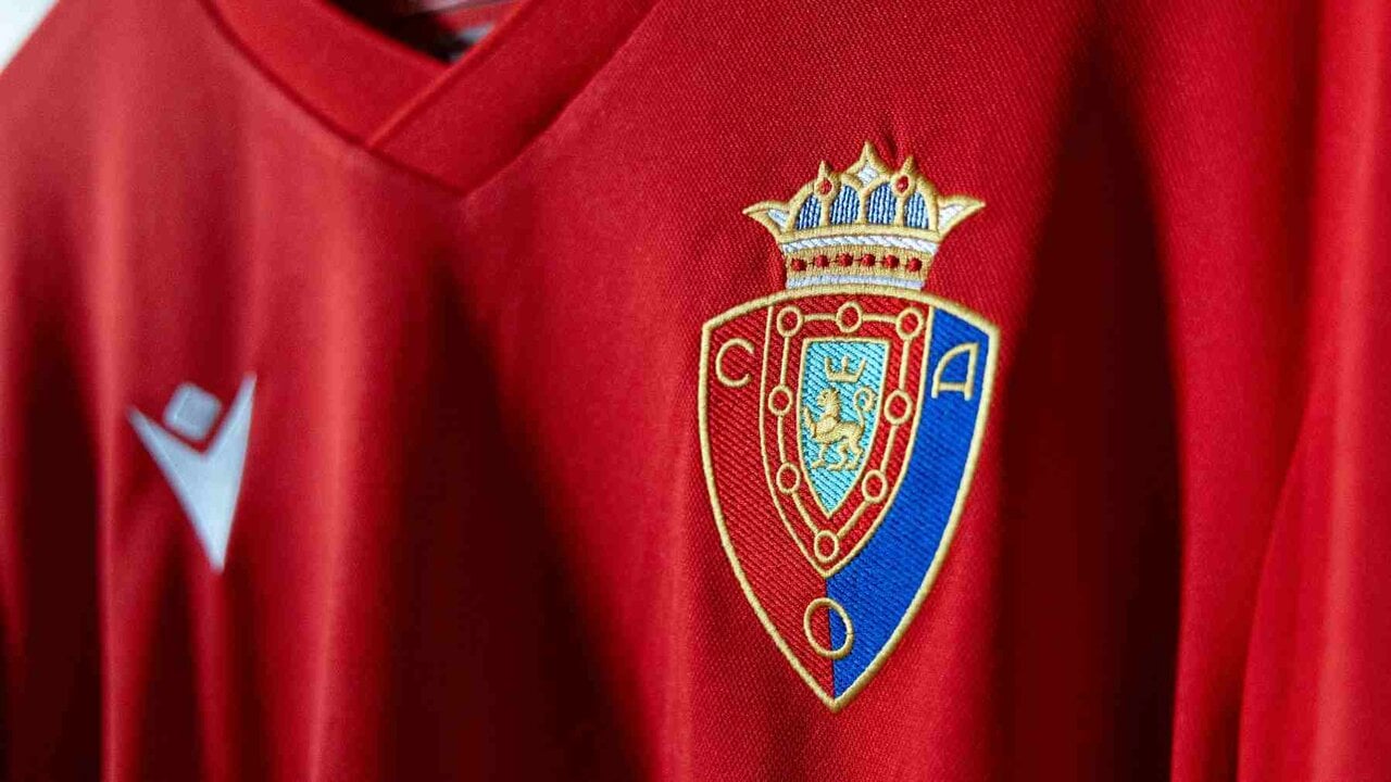 La espectacular camiseta retro de Osasuna que ya es objeto de deseo: el escudo gigante de los 80 vuelve a El Sadar