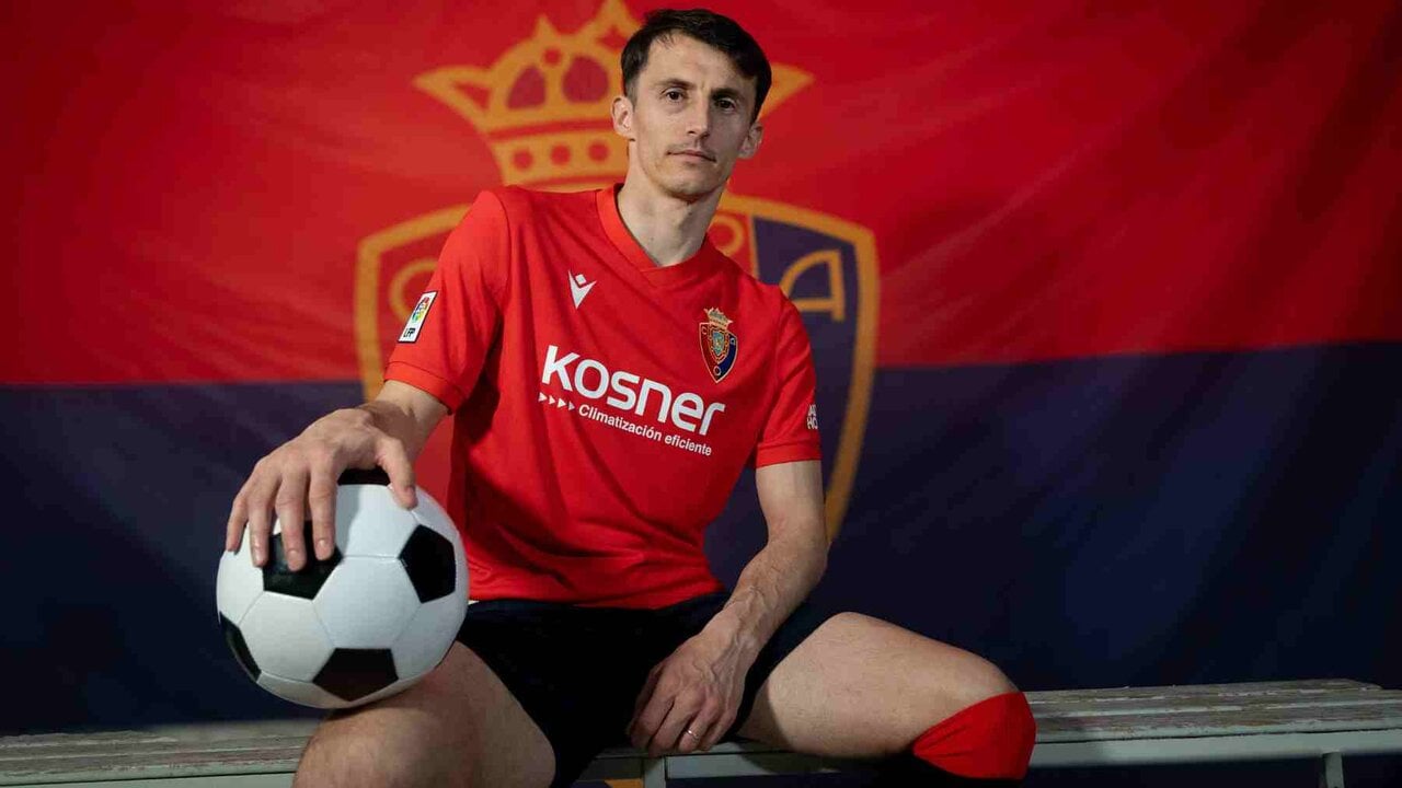 Budimir con la camiseta retro de Osasuna. OSASUNA