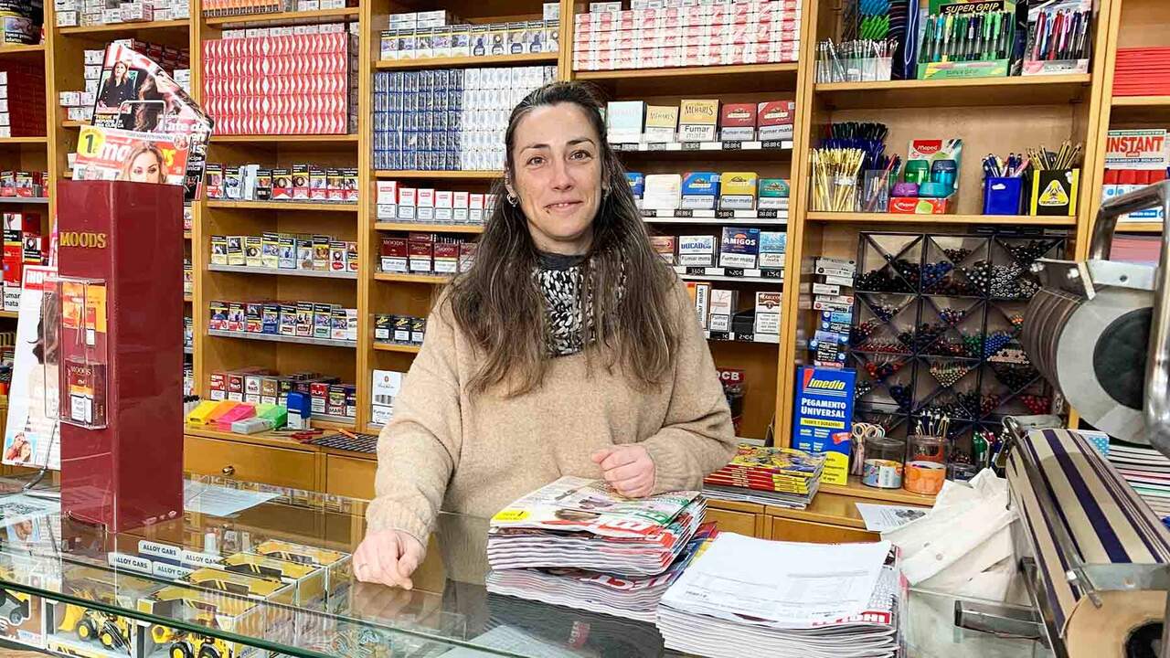 Edurne, la joven que trabaja los 7 días de la semana para salvar el último estanco de un pueblo de Navarra