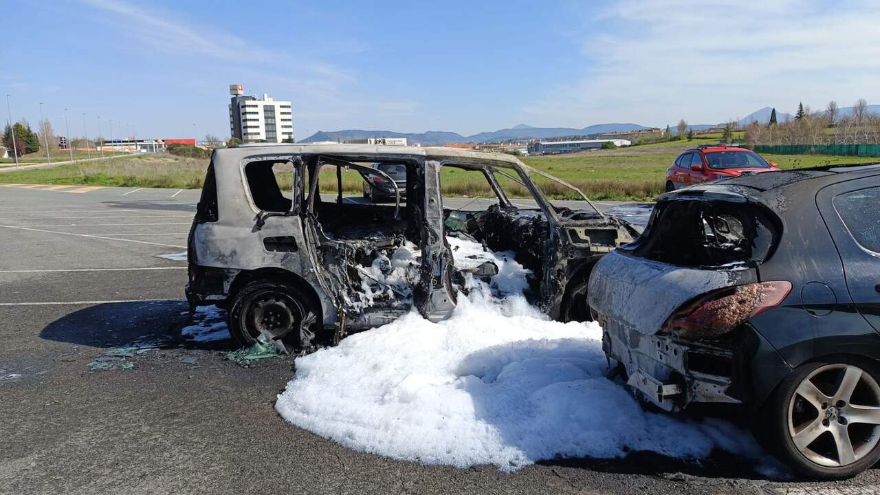 Un incendio en una localidad de la comarca de Pamplona desata la alarma y deja un coche totalmente calcinado