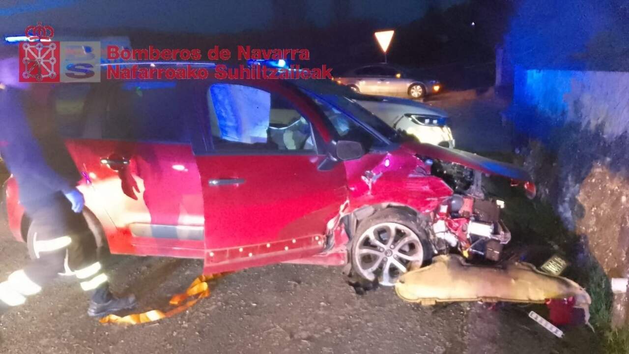 Grave accidente entre dos coches en la carretera de un pueblo de Navarra: herida una joven de 26 años