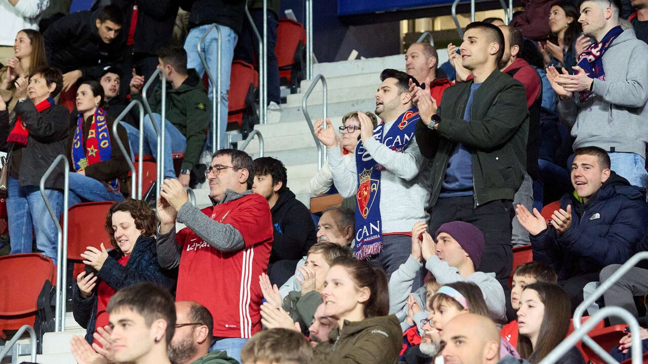 La grada del estadio de El Sadar durante el partido de La Liga EA Sports entre CA Osasuna y Girona FC disputado en Pamplona. I&Ntilde;IGO ALZUGARAY