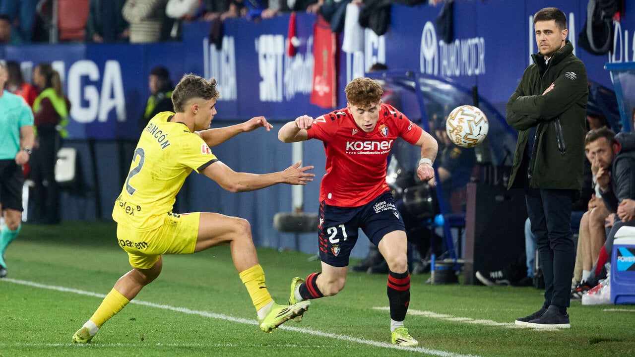 Hugo Rinc&oacute;n (2. Girona FC), V&iacute;ctor Mu&ntilde;oz (21. CA Osasuna) y Alessio Lisci (entrenador CA Osasuna) durante el partido de La Liga EA Sports entre CA Osasuna y Girona FC disputado en el estadio de El Sadar en Pamplona. I&Ntilde;IGO ALZUGARAY