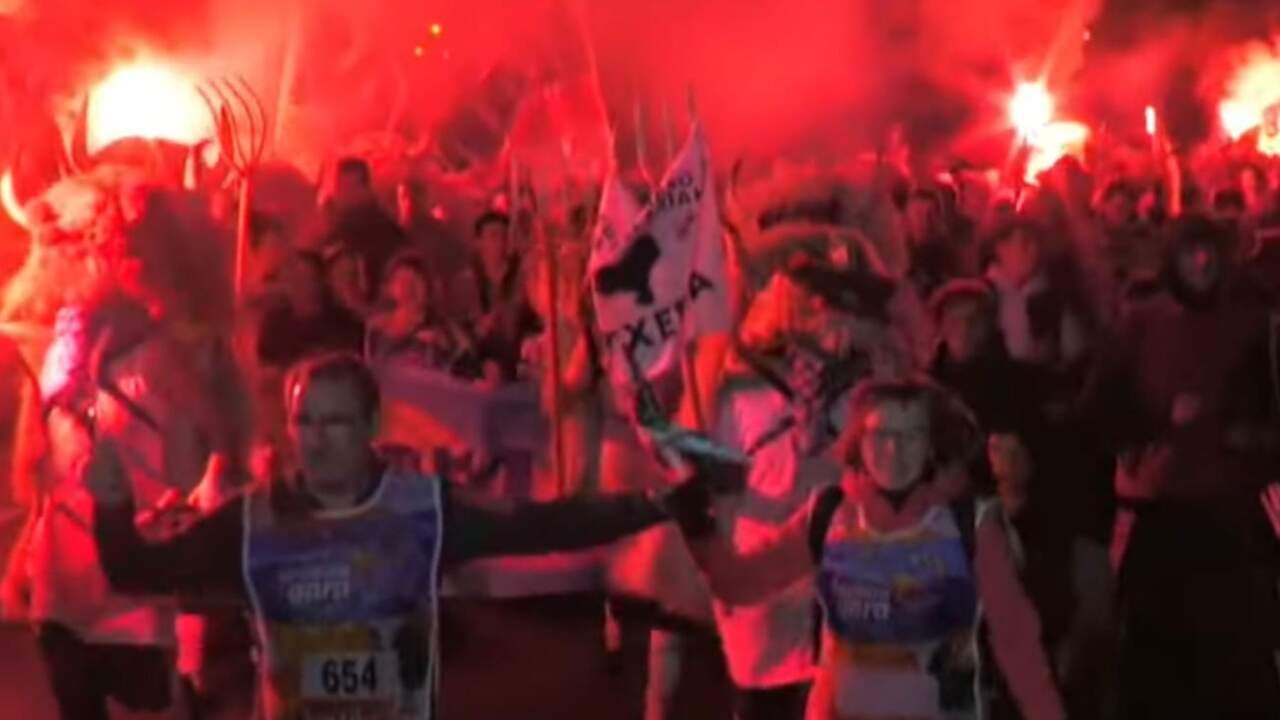 Una bandera de apoyo a los presos de ETA en el recorrido de la Korrika en Barañain