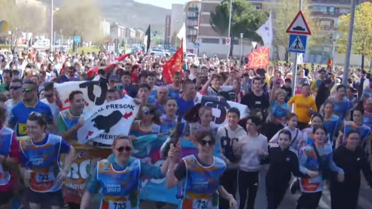 Las pancartas de apoyo a los presos de ETA ha sido una constante en el desarrollo de la Korrika hoy en Pamplona