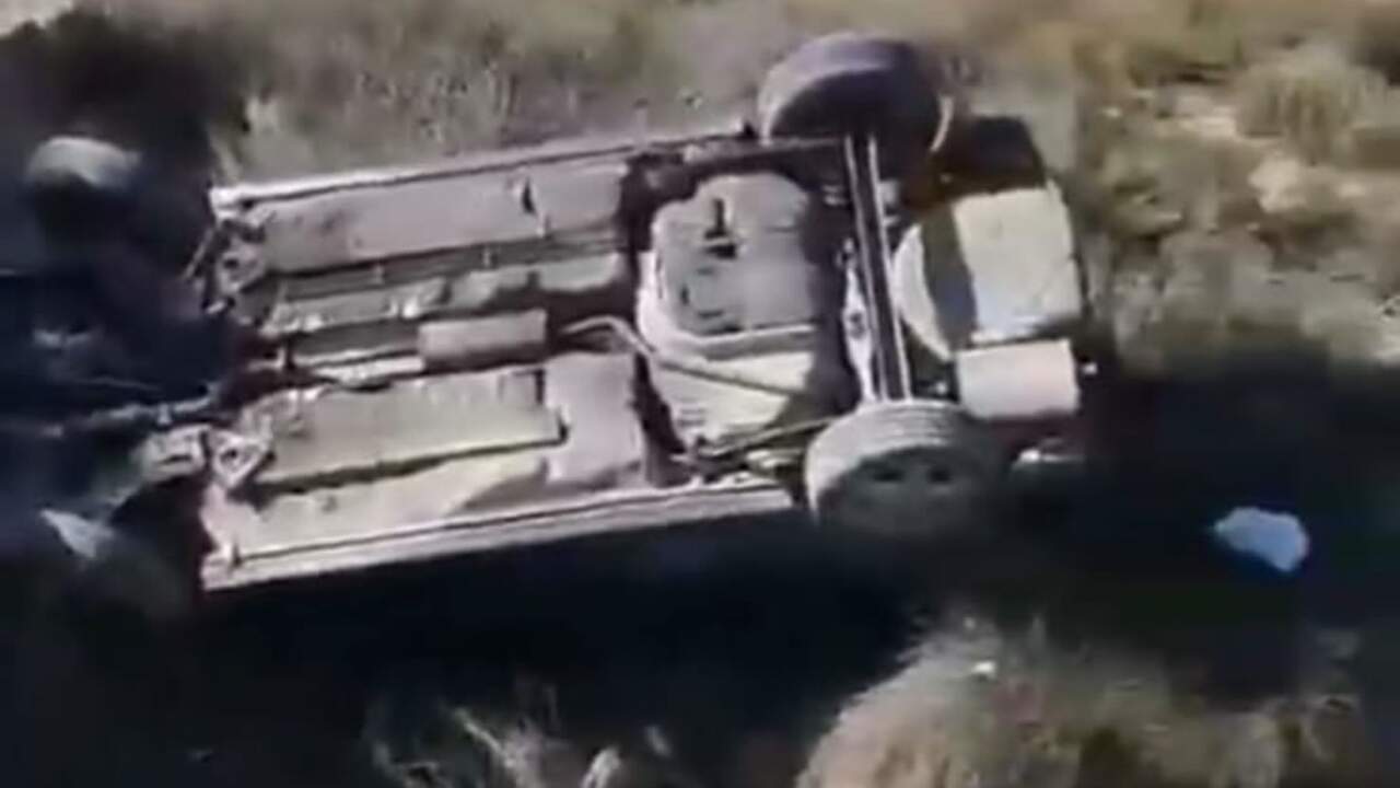 VÍDEO | Aparatoso accidente en un parque natural de Navarra: dos jóvenes heridos tras volcar su coche en un barranco